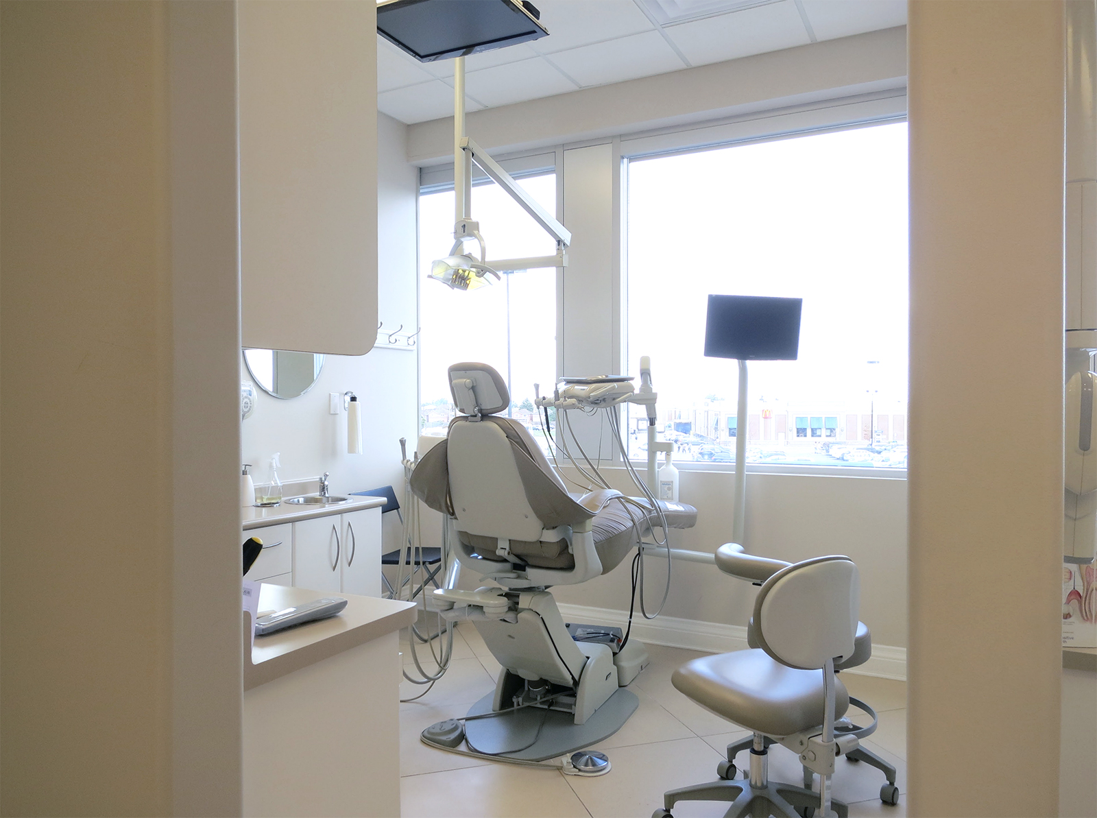 Dental room with ceiling- and chair-mounted monitors Dental room with ceiling- and chair-mounted monitors